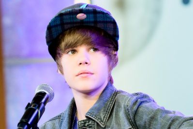 Wann brachte Justin Bieber seinen ersten Song raus?